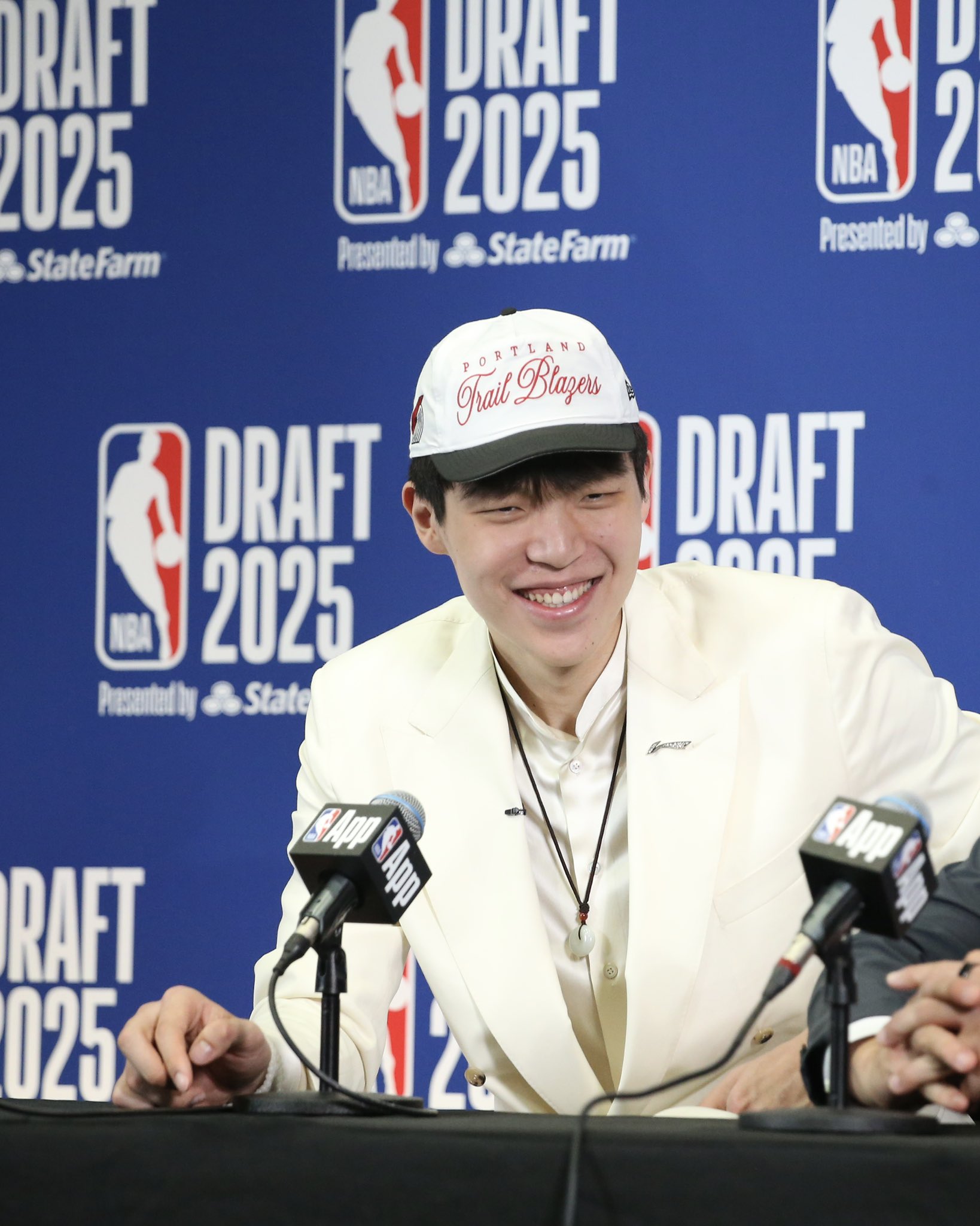 第16顺位！开拓者官推晒杨瀚森被选中帅照：一周前的今天🥹❤️