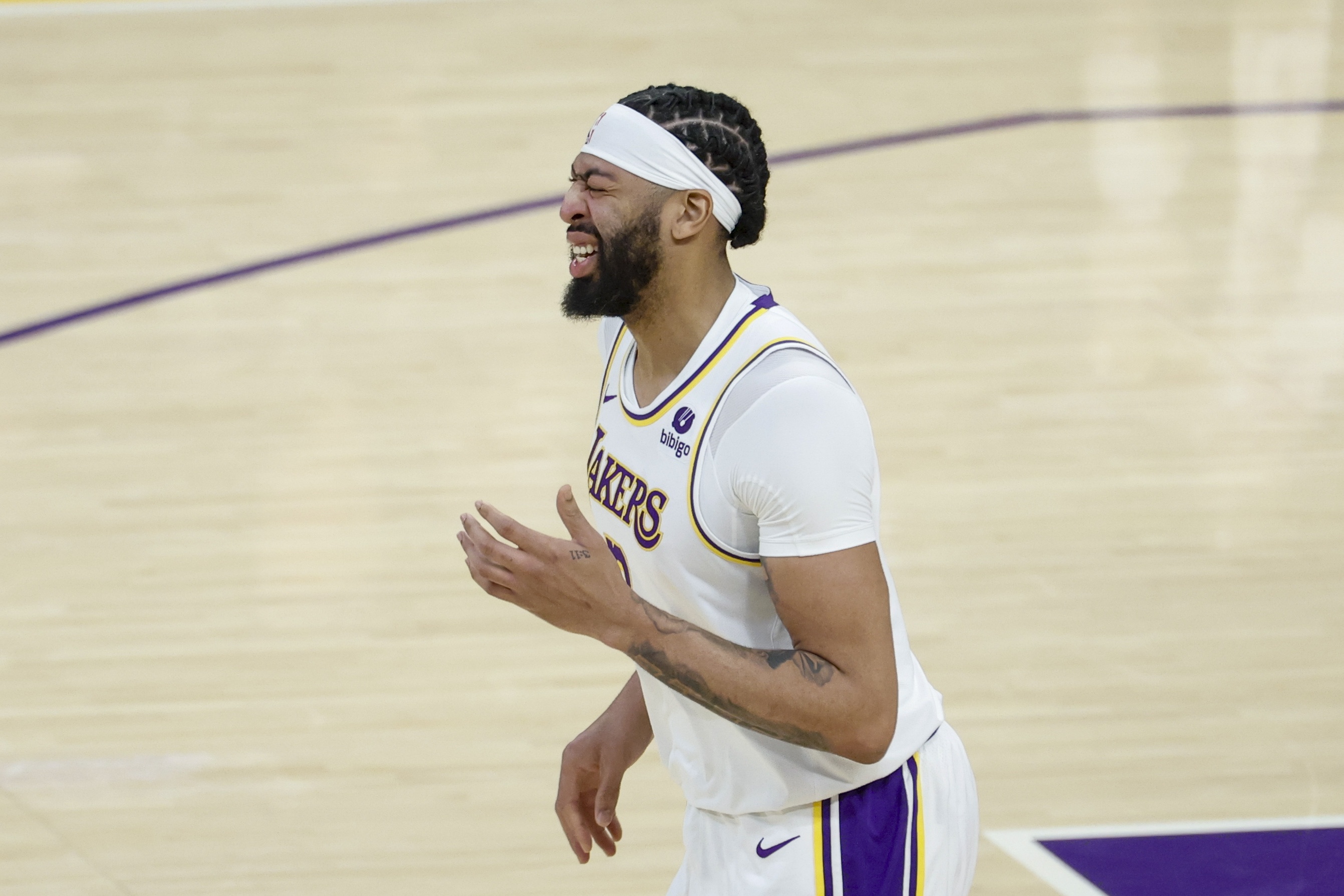 BOB半岛-带眼伤打完😯浓眉赛季中视网膜脱落 现已手术预计训练营前恢复