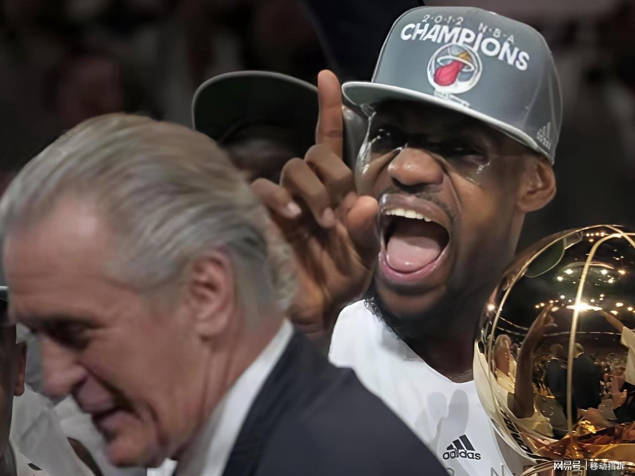啥情况？热火发布的2012年夺冠纪念海报中，未看到詹姆斯的身影
