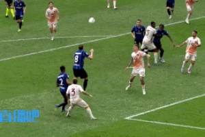 BOB半岛体育-是点球吗？比塞克被对手抱住倒在禁区内，裁判示意没有犯规