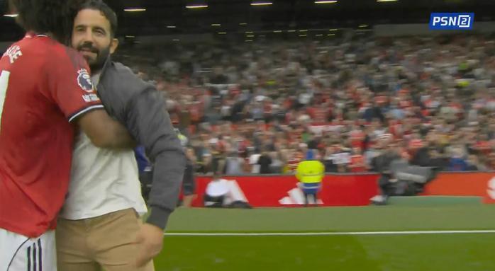 BOB半岛平台-不容易！曼联3-2绝杀升班马，曼联众将激动庆祝&amp;amp;齐尔克泽抱阿莫林