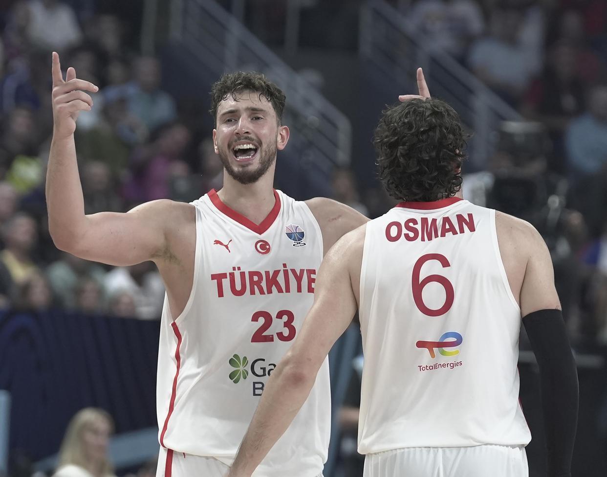 BOB半岛官网-挥汗如雨！火箭队晒全新训练照：谢泼德眼神专注，阿门缠斗范乔丹