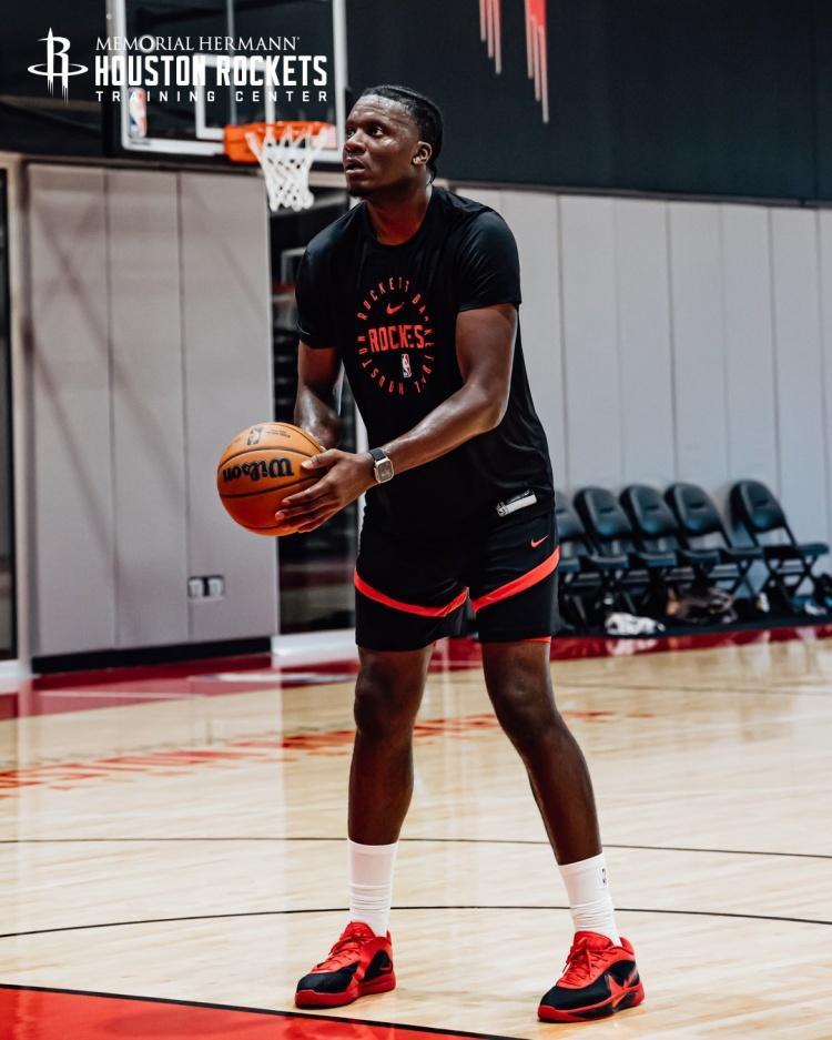 BOB半岛官网-挥汗如雨！火箭队晒全新训练照：谢泼德眼神专注，阿门缠斗范乔丹