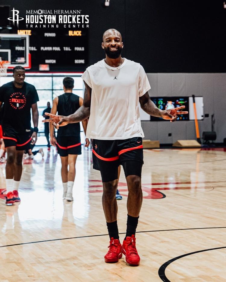 BOB半岛官网-挥汗如雨！火箭队晒全新训练照：谢泼德眼神专注，阿门缠斗范乔丹