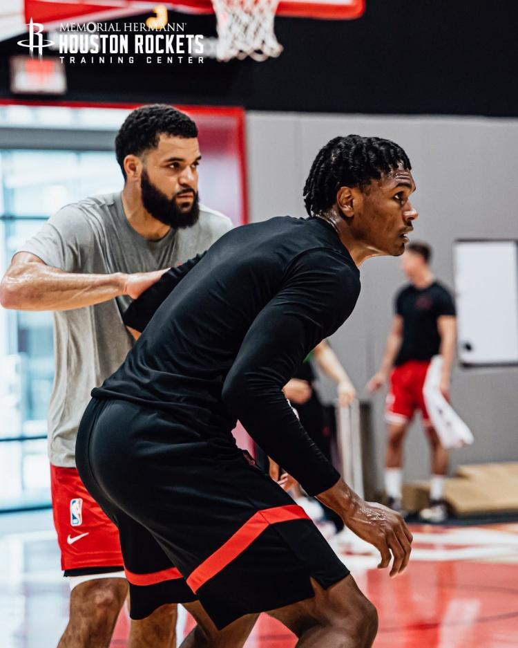 BOB半岛官网-挥汗如雨！火箭队晒全新训练照：谢泼德眼神专注，阿门缠斗范乔丹