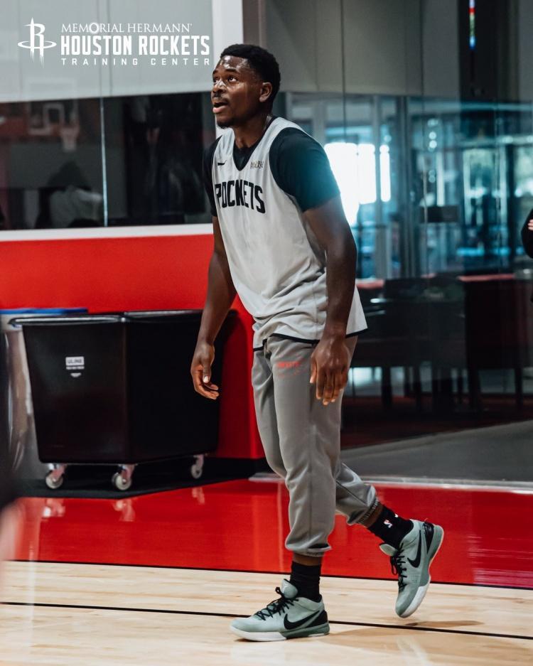 BOB半岛官网-挥汗如雨！火箭队晒全新训练照：谢泼德眼神专注，阿门缠斗范乔丹