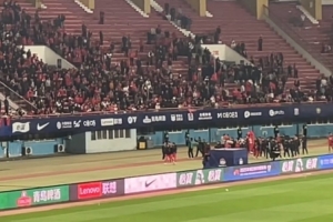 BOB半岛平台-河南队1平2负未尝胜绩，河南球迷齐声高喊南基一“下课”