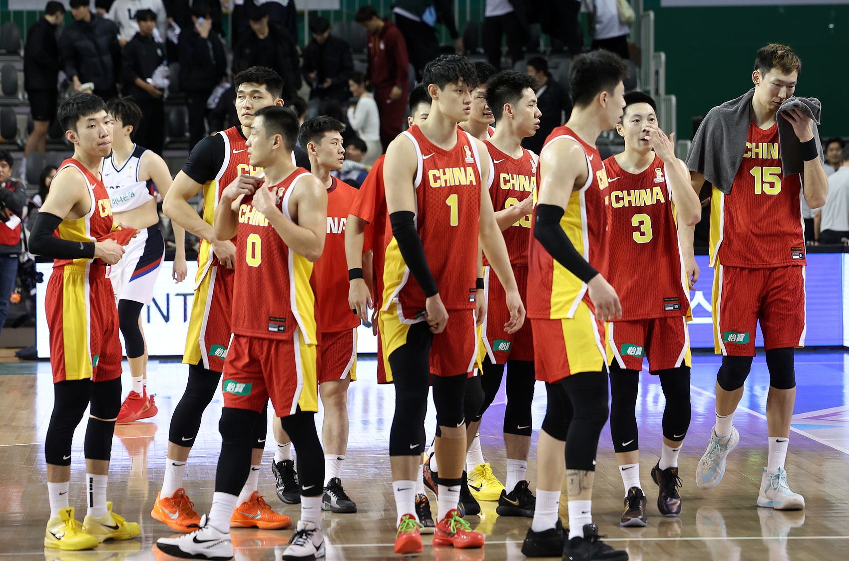 周琦：上半场我们每个人投两三个太平均 一直不投偶尔投2个也不行