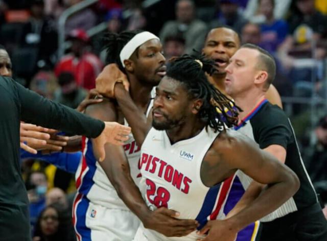 查拉涅：老詹并非故意 索要斯图尔特电话尝试道歉