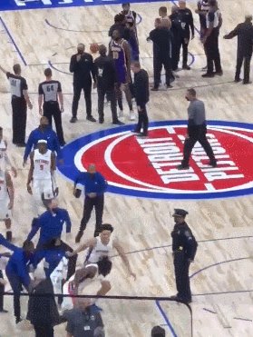 BOB半岛平台-湖人活塞火爆冲突！詹姆斯打破对手面部被驱逐