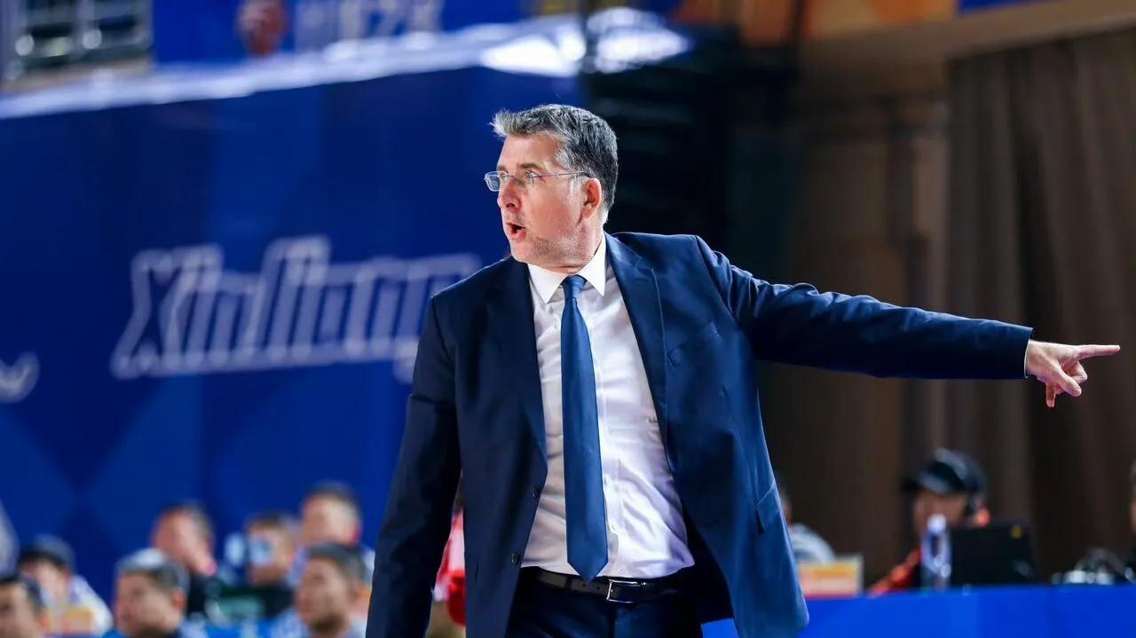 BOB半岛体育-CBA豪门摆烂！两名主力赛季报销，外援也不换了